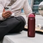 Botella de agua térmica de acero inoxidable Owala FreeSip con pajita, botella deportiva sin BPA, ideal para viajar, 32 oz, color cereza negra - Imagen 7